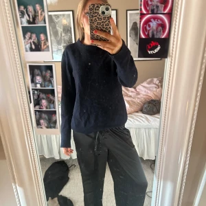 Mörkblå tröja - mörkblå stickadtröja 