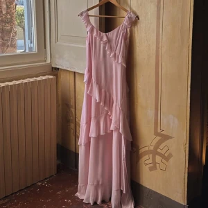 Rosa långklänning med volanger - Rosa klänning med volanger från NAKD. Slutsåld på hemsidan! (använd en gång på midsommar) 