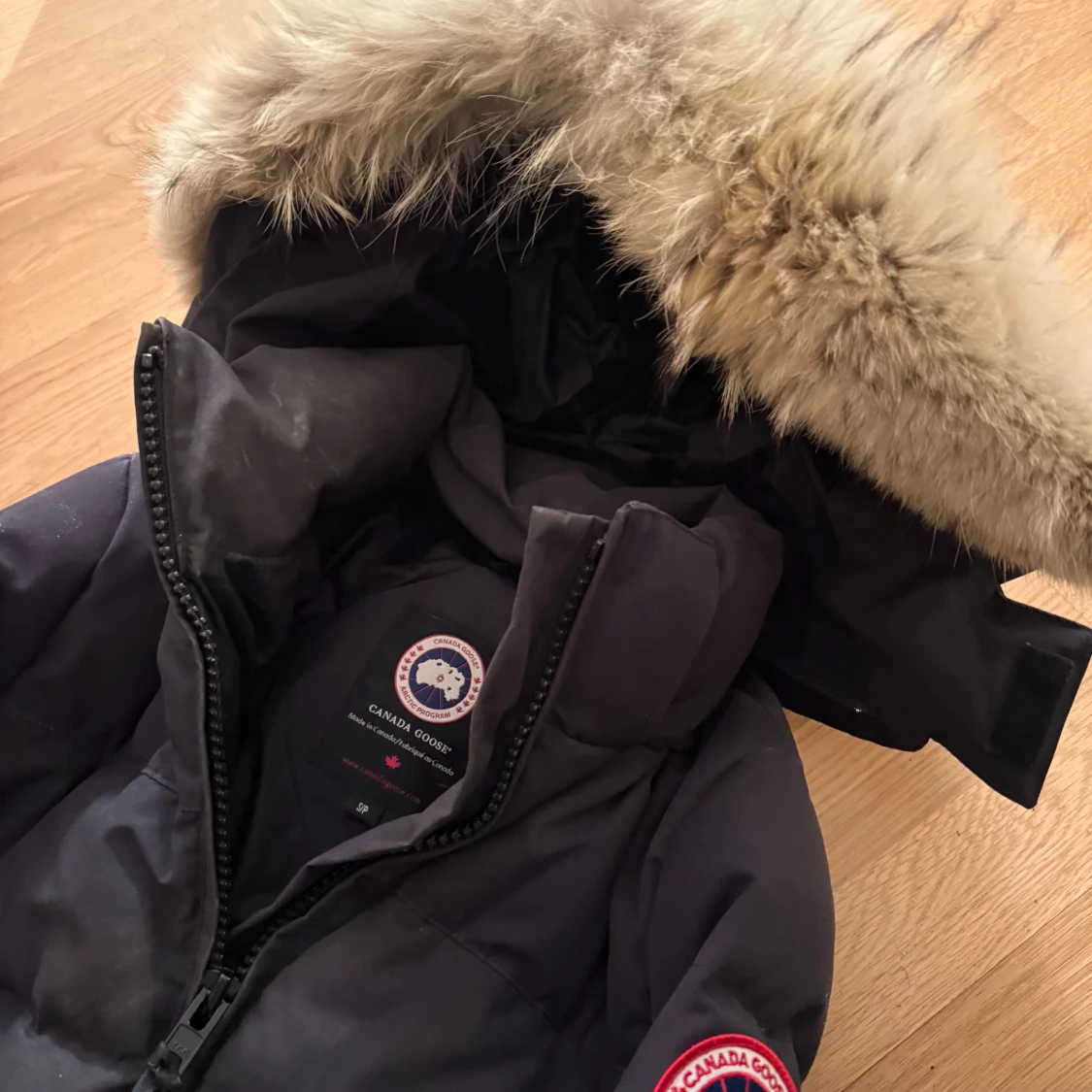 Svart dunjacka med päls från Canada Goose - 3