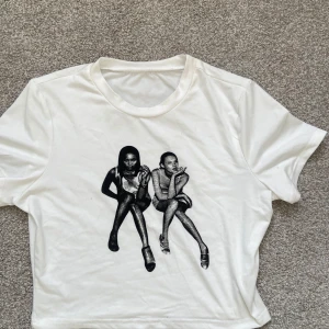 Vit t-shirt med tryck - Köpte för inte så länge sen väldigt bra skick har bara andvänt en gång!