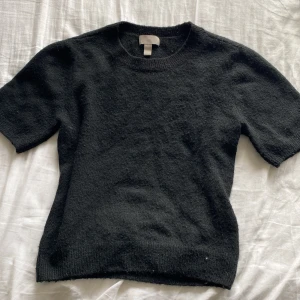 Stickad kortärmad tröja från H&M - Säljer gullig stickad tröja från H&M! Använt fåtal gånger och inga defekter. 💓💓