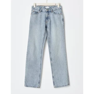 Ljusblå jeans  - Ljusblå jeans från Gina. Straight fit. Finns bild på också