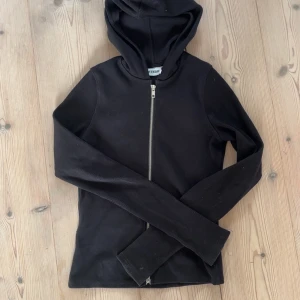 Svart hoodie från Weekday - säljer denna ribbade zip hoodien från weekday då den inte kommer till användning längre 💞fint skick, nypris ca 500kr!