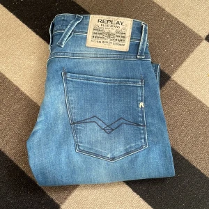 Blå jeans från Replay - Snygga blå jeans från Replay i modellen Anbass. De sitter slim och är i storleken W30 och L30  skulle säga riktigt bra skick som ny de ska va 32 i längd men är 30 eftersom jag sydde dem