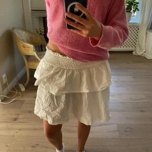 Vit Volangkjol  - SÖT VOLANGKJOL - VIT Jättesöt kjol med en elastisk midja för en bekväm passform. Bra kvalitet och tjockt material! 🤍 Köpt second hand  STORLEK: L/XL PRIS går att diskutera <3  Skriv om du har frågor 🫶