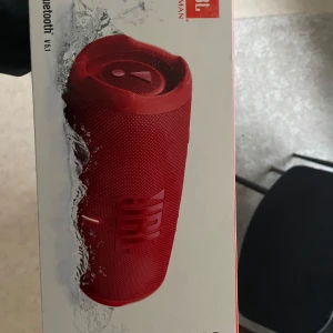 Högtalare med riktigt bra ljud  - Kanon högtalare att ta med ut i sommar eller ha hemma och dunka favvo musiken i. 20 timmar speltid och även USB så du kan ladda telefonen när du lyssnar 