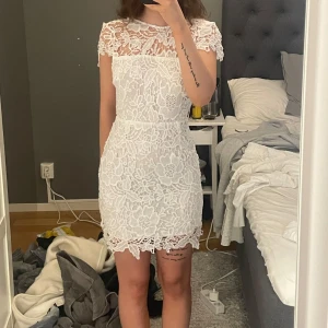 Studentklänning  - Super fin klänning, säljes då den inte kommer till användning.