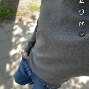 Grå tröja  - Snygg och enkel grå tröja från MNG. Perfekt för en stilren look med rund hals och långa ärmar. Passar bra till både jeans och chinos.