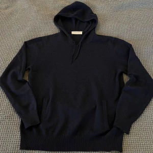 Mörkblå kashmir hoodie från sayless - Säljer en riktigt schysst mörkblå Kashmir hoodie från Styless || använd ett fåtal gånger || mycket bra skick, Inga defekter || mycket mjuk och skön || Är det något är det bara att fråga! Lågt pris, först till kvarn!