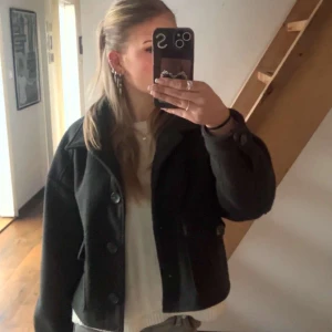 Grå/Svart kappa från Zara  - Grå/Svart kappa från Zara💗 Storlek L men sitter bra även på folk som har storlek M-XS💗