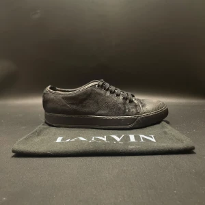 Svarta Lanvin - Säljer dessa feta lanvins i svart storlek 41 1/2. Skick som på bilderna finns tecken på användning men är i helt funktionellt skick. Priset är löst kom gärna med prisförslag!