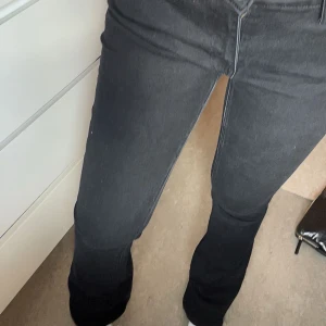 Svarta jeansbyxor - Hej, säljer dessa jättesnygga svarta bootcut jeans från H&M. Endast använda 1 gång och tvättade. 💕
