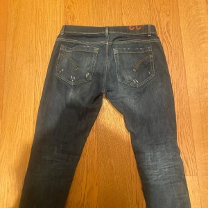 Dondup jeans - Säljer mina blåa Dondup jeans. George slim fit storlek 33. Original pris 3400kr.