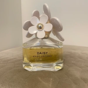 Daisy parfym från Marc Jacobs - Marc Jacobs parfym EdT 50 ml.                                    Uppskattar att cirka 40 ml kvar (Det syns i bilden hur mycket som är kvar). Har en väldigt blommig doft