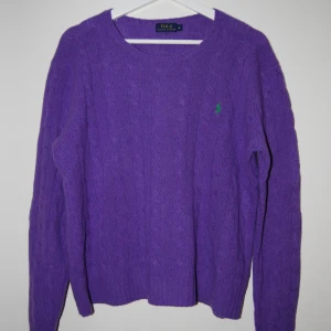 Lila kabel stickad tröja från Polo Ralph Lauren - Den är i mycket bra skick och gjord i ett väldigt mjukt och bekvämt material. Den är i storlek XL   Pris kan diskuteras vid snabb affär