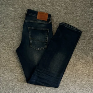  Jack & Jones - Säljer nu dessa Snygga mörkblå jeans från Jack & Jones i model Regular/Clark🤩. Storlek är 29/32. Passar runt 175cm. Pm för fler frågor!🤝 