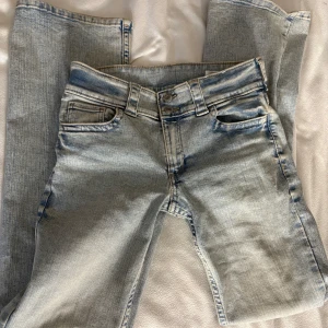 Lågmidjade jeans - Snygga jeans från hm som är Lågmidjade och bootcut. Dom är i storlek 170 passar s. Använda få tal gånger då dom är för stora🥰pris kan diskuteras. 