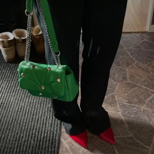 Grön handväska - Skitsnygg men har alldeles för många för att hinna använda alla! Helt oanvänd!