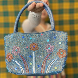 Beaded shimmery y2k bag  - Söt liten skimrig handbag som mäter cirka 25 cm på bredden och 15 cm på höjden. Stängs med ett litet magnetlås. Superfint skick! 