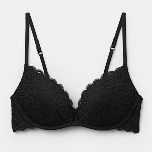 Svart spets-bh - Svart bh med spetsdetaljer och justerbara axelband. Storlek 70C från intimissmi.