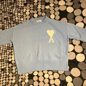 Ami Paris tröja - Säljer min feta ami Paris tröja. Nyskick knappt andvänt säljer pga att det blivit för liten!