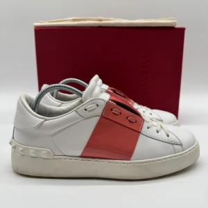 VALENTINO OPEN - Valentino open sneakers - Skick: 9,8/10 - Storlek 37 - Tillbehör: Dustbag - Nypris 7700kr - deluxecloset 