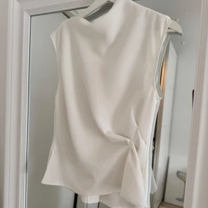 Topp zara - Topp från zara med knappar på ryggen.