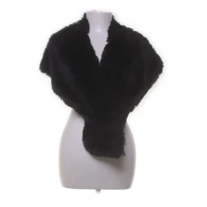 Svart sjal från Emozioni - Elegant svart sjal från Emozioni, perfekt för att ge en lyxig touch till din outfit. Den har en mjuk och fluffig textur som ger extra värme och stil. Passar utmärkt för kyligare dagar. Köpt på Sellpy använd en gång vid ett tillfälle. Tryck gärna på köp nu!