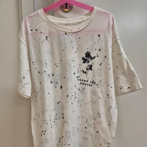 Crown the Empire vit t-shirt med svart ros - Storlek uppskattas till L. Längd: 65 cm och bredd: 45 cm. Sparsamt använt.