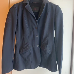 kavaj från Cavalleria Toscana - Fin mörkblå kavaj, italiensk stl 42 ( small). Söm ärm har släppt lite, inget som syns eller påverkar användningen, går att ta bort eller fixa. Syns endast när man ”stretchar” ut tyget, finns en till söm innanför den som släppt, se bilden (insida).