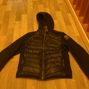 Svart jacka från Parajumpers - Säljer en svart jacka från parajumper. Den är i bra skick och har knappast användt. Priset kan sänkas eller kan man byta mot något. Den är äkta.                     