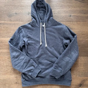 Blå pier one hoodie - Riktigt snygg hoodie från pier one | Storlek: Medium | Nypris: 200kr | vårt pris: 50kr |  Skick: 10/10 | Färg: Blå | Passform: slim-fit            Kontakta vid minsta fundering