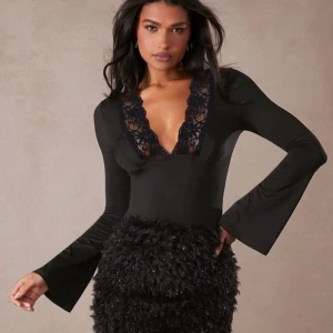 Spets topp - Så fin topp med spetsdetaljer som tyvärr inte passa mig. Toppen är endast testad och aldrig använd!🤍