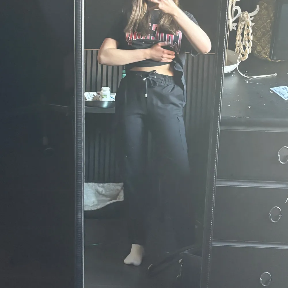 Säljer mina svarta mjukisbyxor från New yorker i storlek 34. Använd några gånger men är i bra skick. Säljer dem för att dem inte kommer till användning längre tyvärr . Jag är 152 cm lång och dem är inte för långa för mig. . Farkut & Housut.