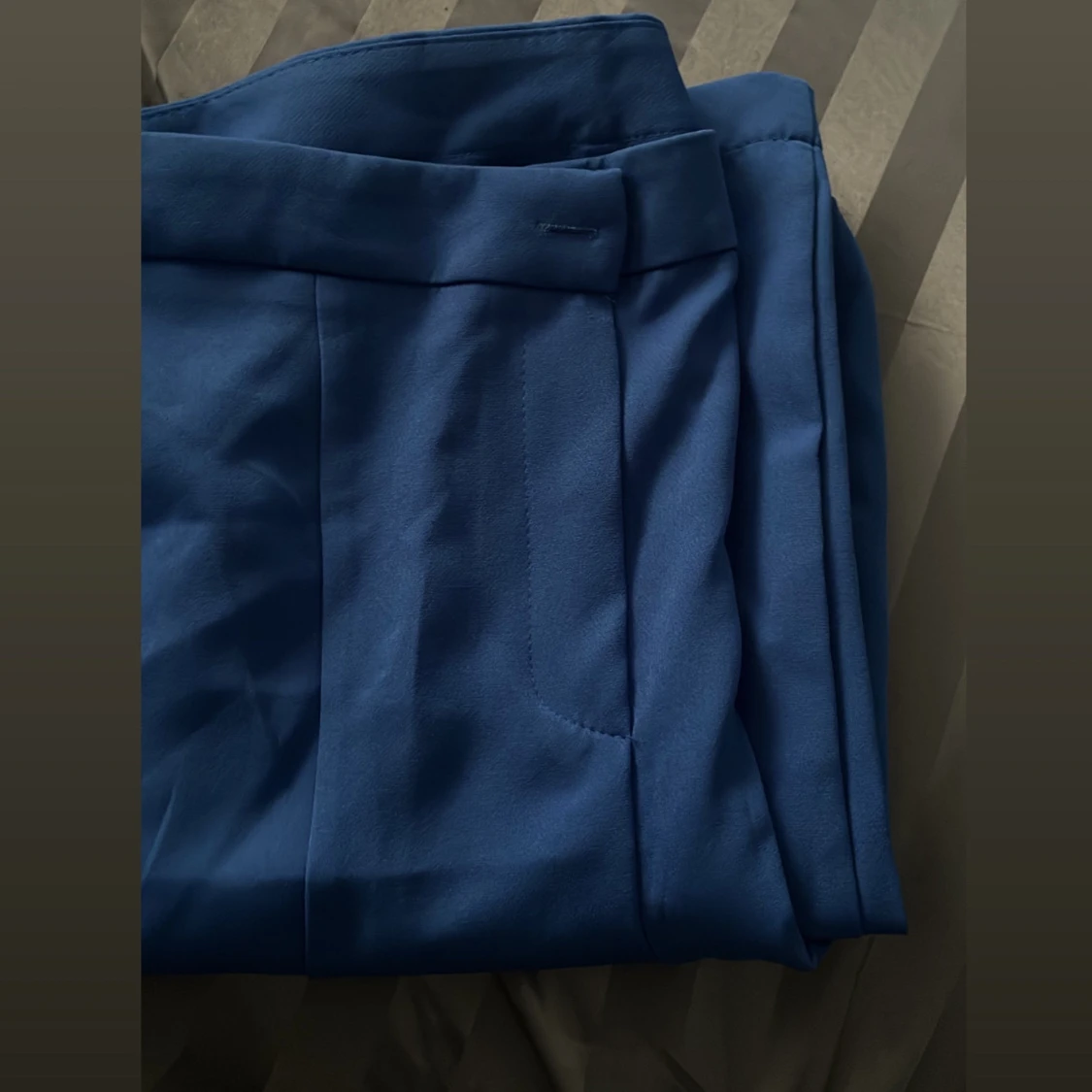 Blå kostymbyxor med knappar - 3