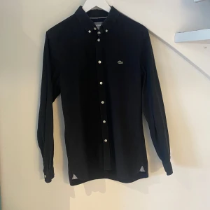 Lacoste skjorta - En jättefin skjorta från märket Lacoste😊skjortan är i nyskick🤩 nypriset ligger runt 1600kr vårt pris 349kr