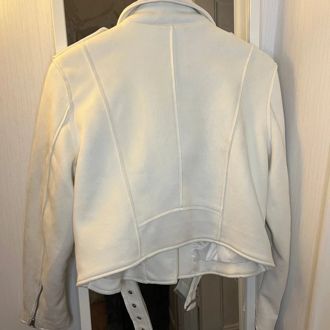 Vit jacka från BikBok - 3