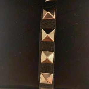 Svart armband med nitar!❤️ - OBS den har tappat färg.