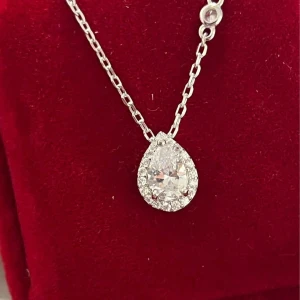 Äkta Silver halsband 925 med droppformad hängsmycke - Elegant silver halsband 925 med en glittrande droppformad hängsmycke. Hängsmycket är dekorerat med små gnistrande stenar som ger en lyxig känsla. Perfekt för att lägga till en touch av glamour till din outfit.