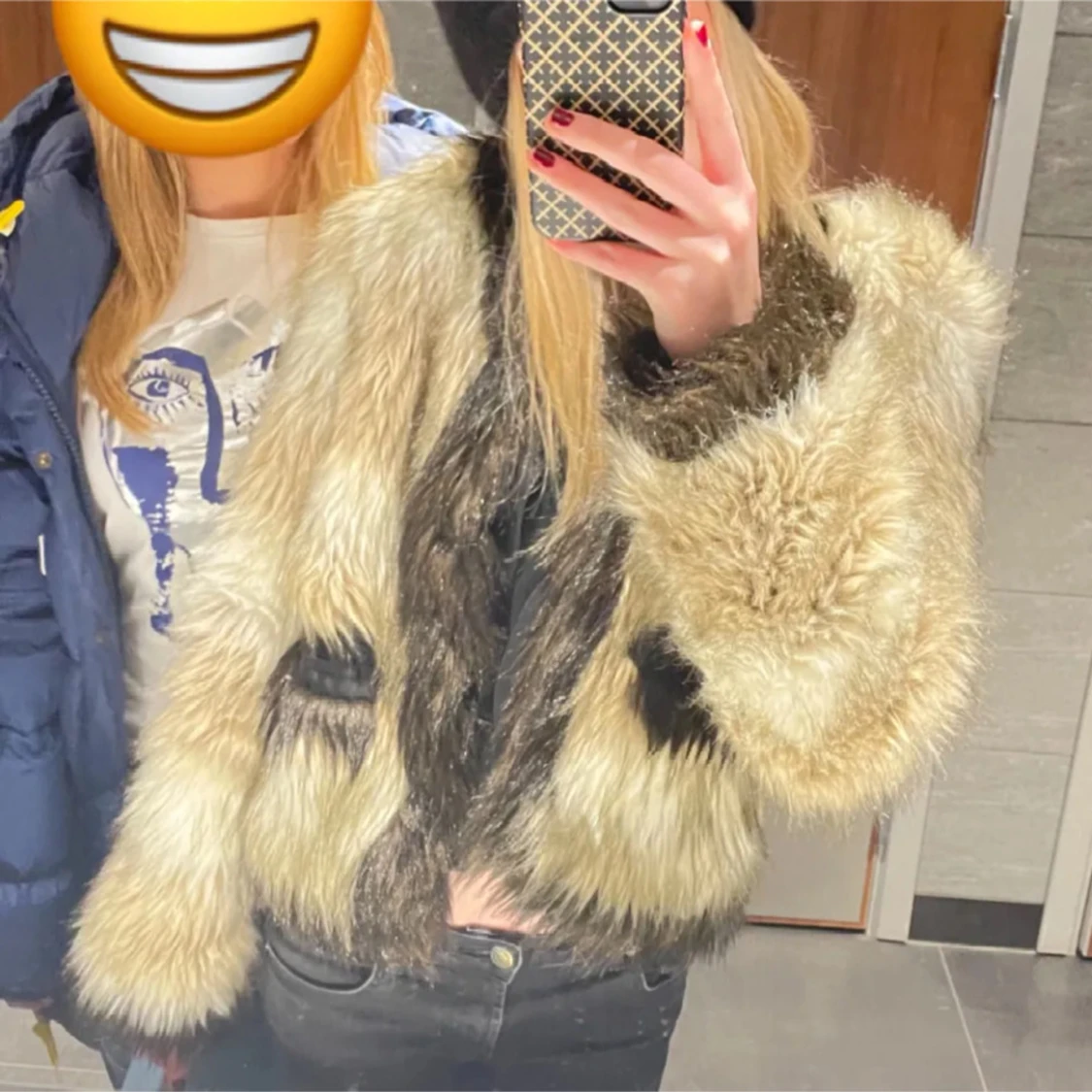 Beige och svart pälsjacka