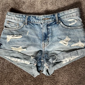 Jeansshorts - Blå jeansshorts med slitningar och låg midja.💙🩵