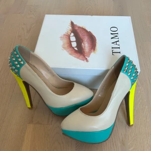 Högklackade skor/pumps - Assnygga skor som aldrig kommit till användning! Strl 35. Finns små tillverkningsfel som fanns redan vid köpet. Men annars i helt nyskick. Inköpspris 699kr🤍