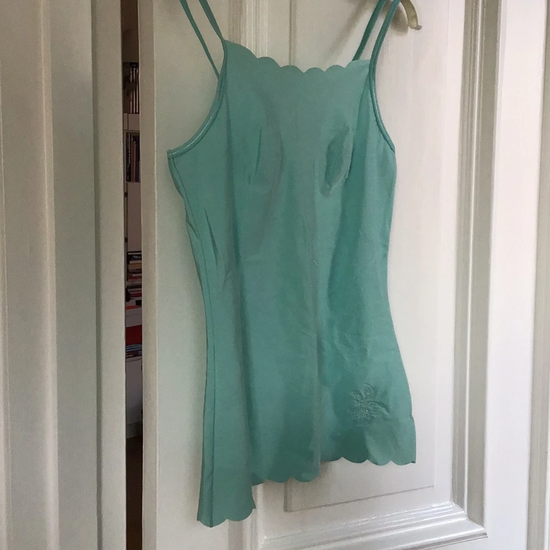 Mintgrön linne sloggi Light med broderad detalj.