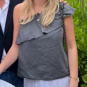 Mayla off shoulder topp 💕 - Säljer denna populära gråa jeanstopp från Mayla. Nypris ca 2000 kr på Nk 💕