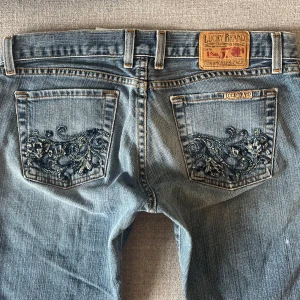 Lucky brand lågmidjade jeans - Säljer mina unika lådmidjade 2000-tals jeans från lucky brand köpta secondhand i usa! Svåra att få tag på. Midjemåttet är 40 cm rakt över och innerbenslängden är ca 78cm💐 Skriv för frågor/mer bilder! 