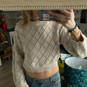 Beige stickad croppad tröja - Säljer en snygg beige stickad tröja. Tröjan är croppad och har långa ärmar med ribbade muddar. Tröjan är ifrån mango i storlek M men passar även S!!💗