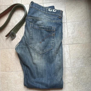 Dondup George - Riktig schyssta o sköna Dondups. Storlek 33, passa bra på mig som är ca 180, väger ca 70kg. Riktig fina slitningar här o där vilket ger dem en galen karaktär som tar dit o få fram. Nypris ligger väll på ca 2900kr. Riktig kap!