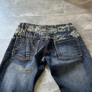 Jeans - Jeans från desigual, de har fina detaljer över hela byxorna. Modellen är slim fit och sittter super snyggt. Midjemått: 34cm innerben:85