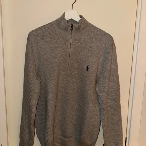 Ralph lauren half zip - Grå half zip från polo Ralph lauren. Använd tre gånger och därför den säljs. Mycket bra skick