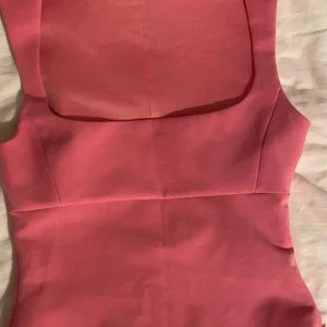 💞Svart Topp💓💓 - Snygg svart topp med fyrkantig urringning. Perfekt för en somrig look.💓💓